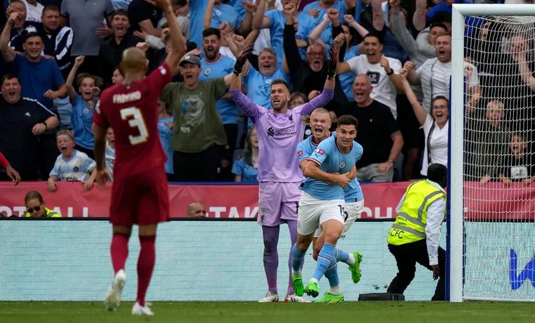 Julián Álvarez marcó su primer gol oficial en Manchester City (Foto: AP).