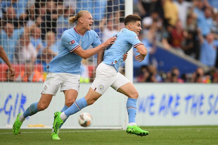 Julián Álvarez festeja junto a Haaland su primer tanto en el City.