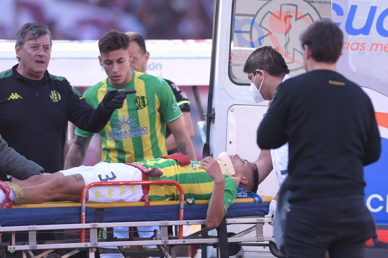 Ian Escobar fue llevado en ambulancia luego de un choque de cabezas con Iván Cazal.