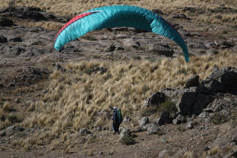 FOTO: El inesperado aterrizaje forzoso de siete parapentes en Córdoba