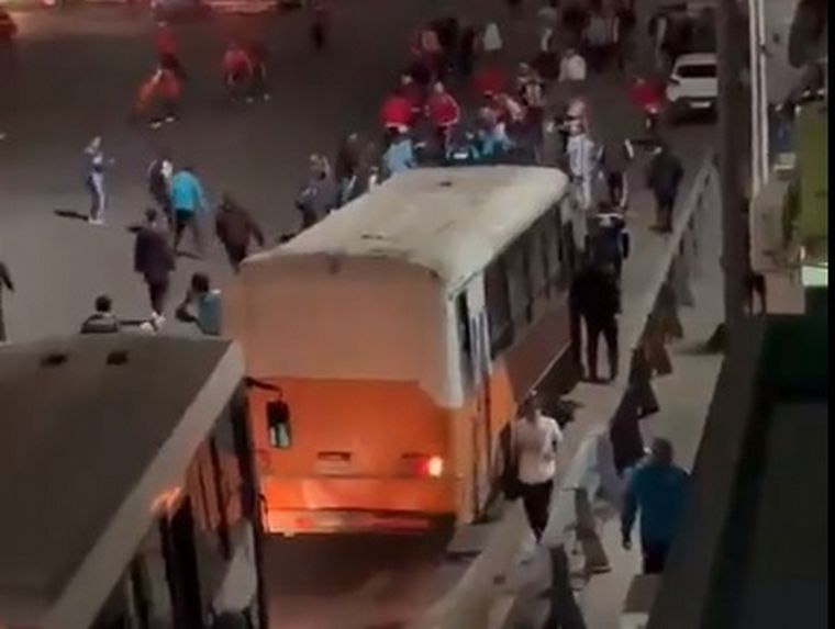 Los simpatizantes se agredieron salvajemente en plena calle. 