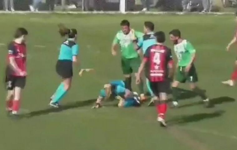 El jugador agredió brutalmente a una árbitra en la tercera división.