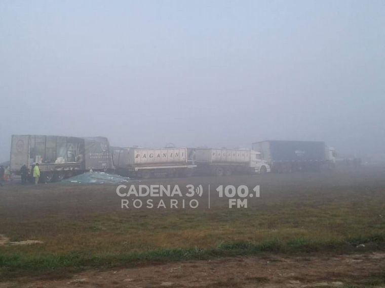 Varios vehículos involucrados en un accidente en la autopista Rosario-Santa Fe.