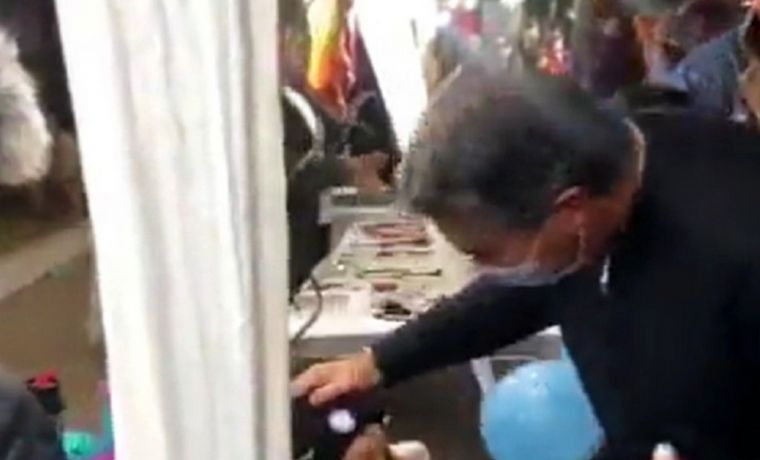 Capitanich besó a un maniquí.