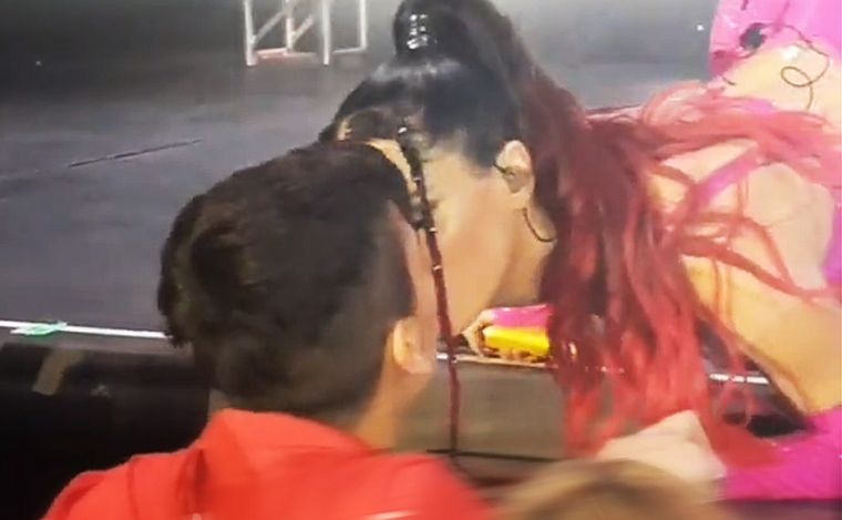 FOTO: Lali Espósito besó a un fanático en pleno recital de Córdoba