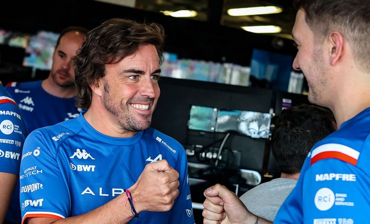 FOTO: Alonso saluda en Alpine y marcha a Aston Martin para 2023.