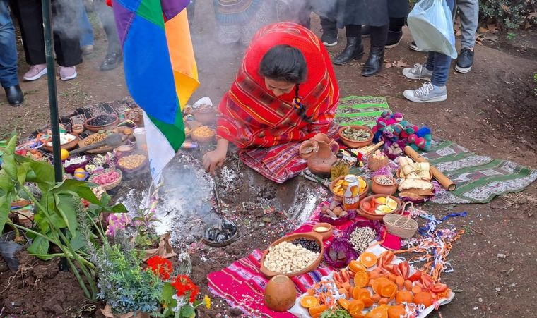 La plaza Pringles fue escenario del ritual de la Pachamama y la caña con ruda.