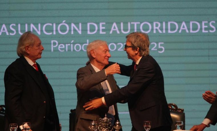 El nuevo rector Jhon Boretto abrazando a Hugo Juri, autoridad saliente.