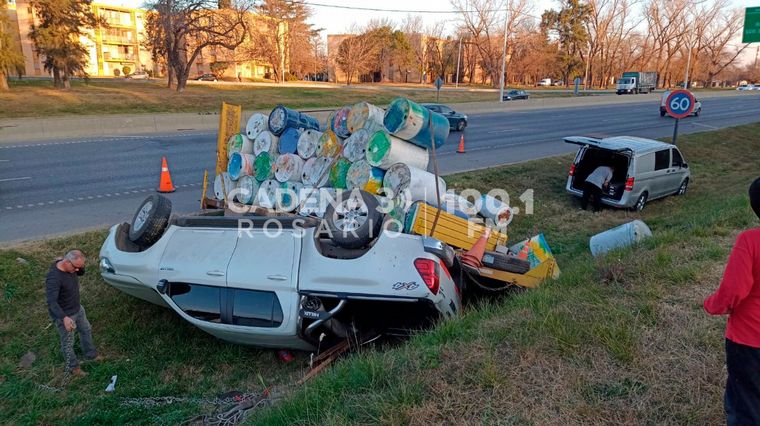 Choque y vuelco entre dos autos en avenida Circunvalación de Rosario.