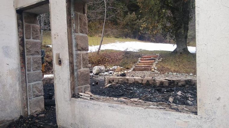 AUDIO: Así quedó la cabaña incendiada por una comunidad Mapuche en Villa Mascardi