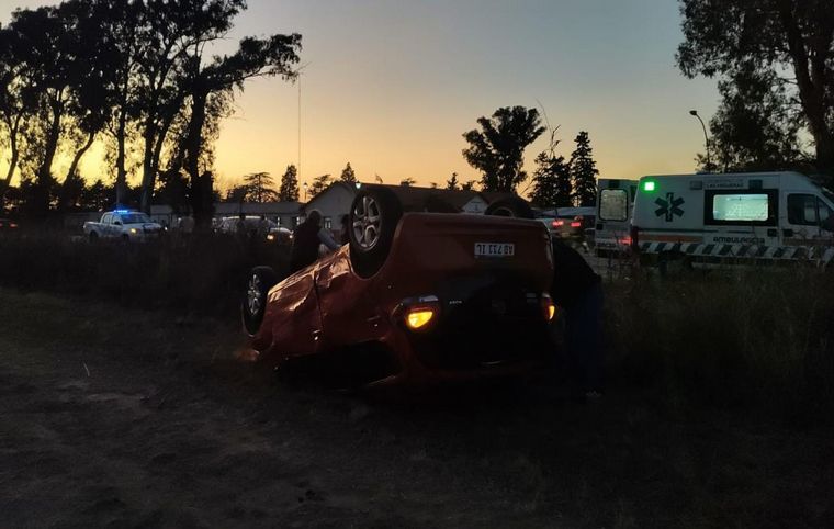 FOTO: Una Renault Duster despistó en la Ruta 8, en el kilómetro 629.