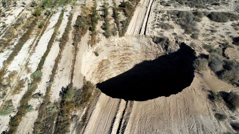FOTO: Un socavón de 32 metros de diámetro apareció en el norte de Chile.
