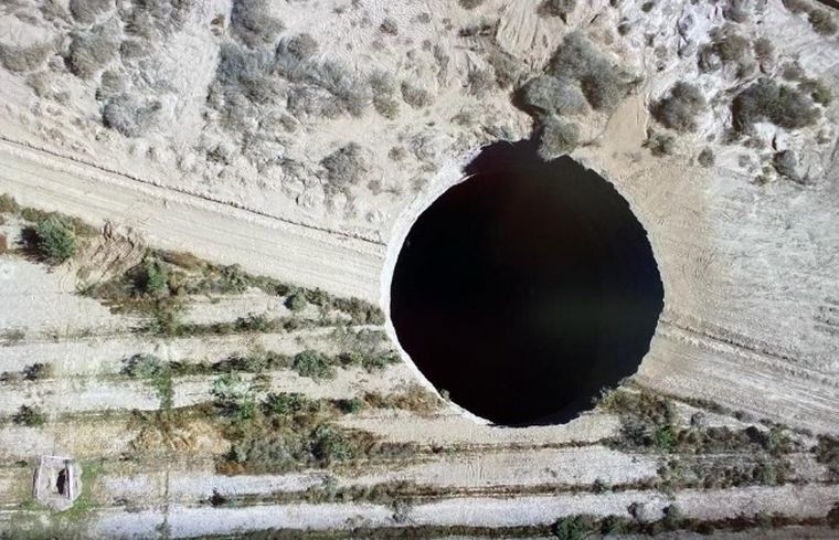 FOTO: Un socavón de 32 metros de diámetro apareció en el norte de Chile.