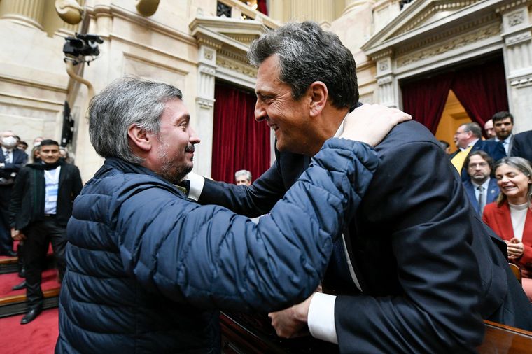FOTO: Máximo Kirchner y Sergio Massa se abrazaron en la sesión de la renuncia del tigrense.