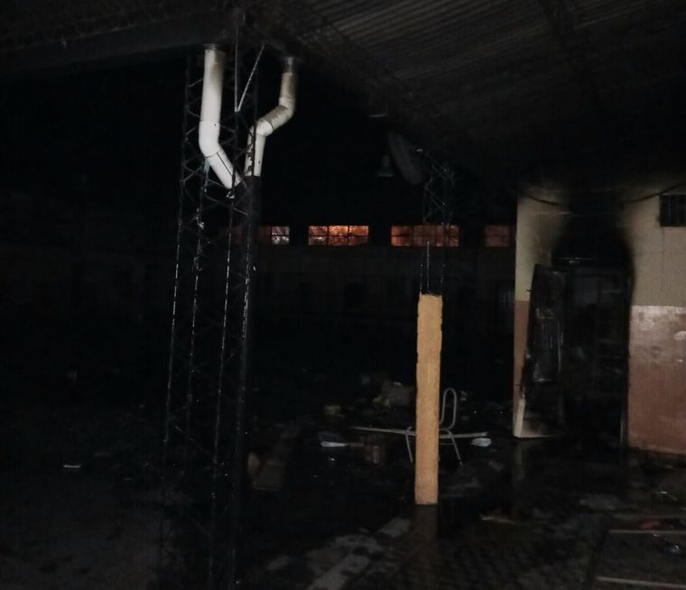 FOTO: Rompieron muchas cosas y entraron en la cantina en donde se produce el incendio.