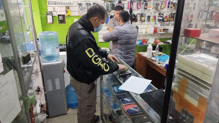 FOTO: Secuestraron 50 celulares tras un operativo en Galería Norte