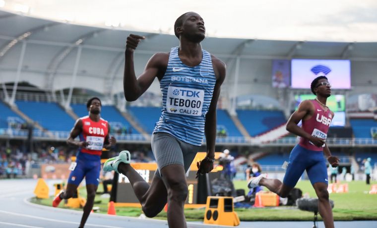 FOTO: Letsile Tebogo ganó la medalla de oro y rompió el récord juvenil de los 100.