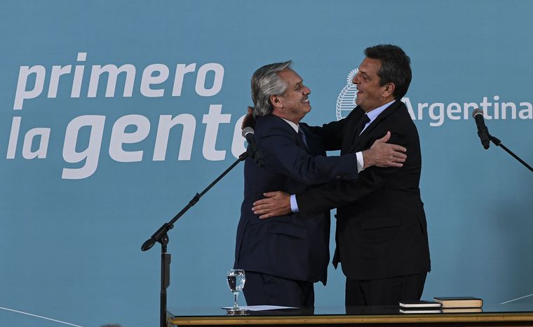 FOTO: Alberto Fernández y Sergio Massa se abrazan tras el juramento. 