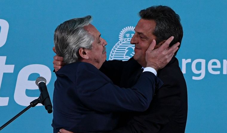 FOTO: Alberto Fernández y Sergio Massa se abrazan tras el juramento. 