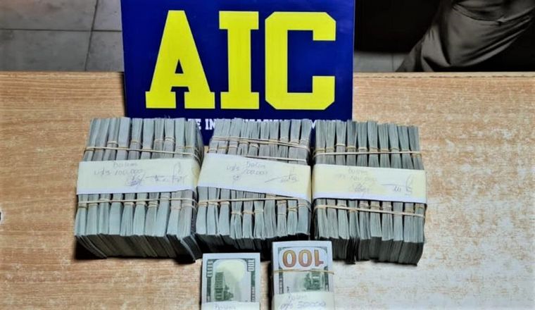 En los allanamientos secuestraron una gran cantidad de dólares.