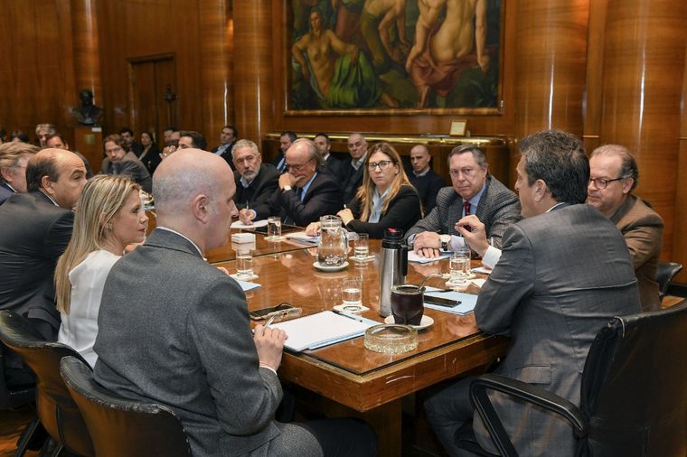 Massa encabezo este mediodía una reunión de gabinete económico. 