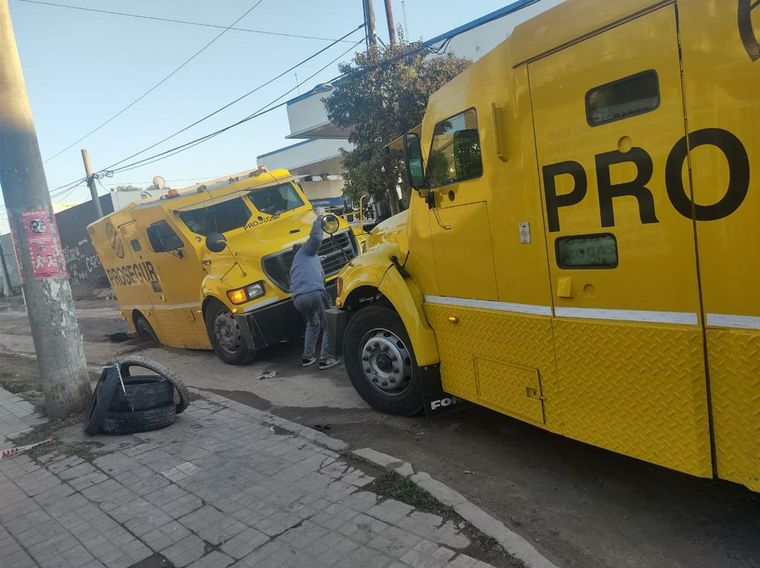 Se hundió el asfalto y se tragó una camioneta por un error en una obra de cloacas
