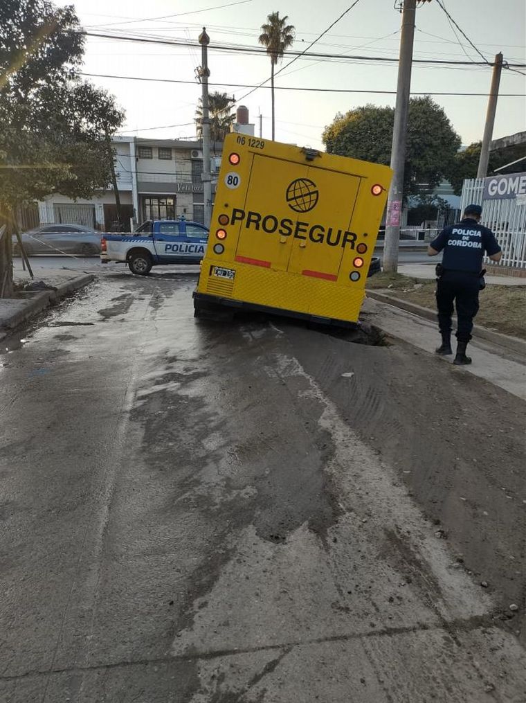 Se hundió el asfalto y se tragó una camioneta por un error en una obra de cloacas