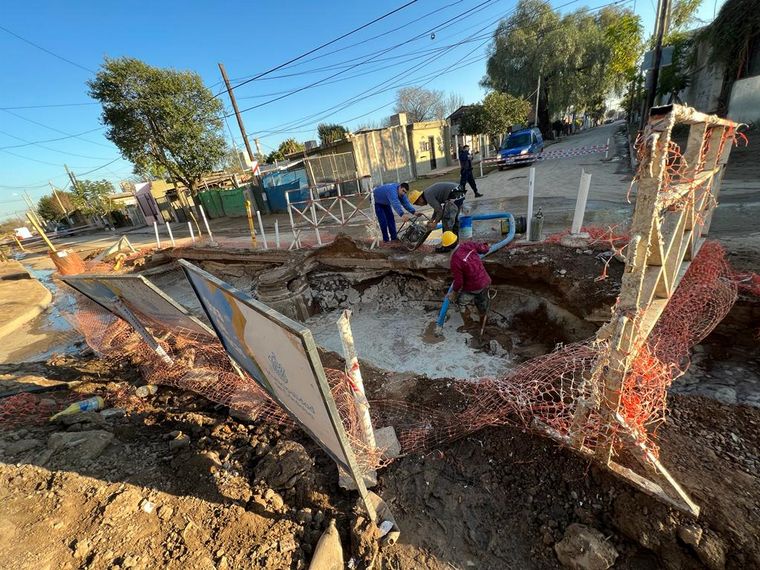 Se hundió el asfalto y se tragó una camioneta por un error en una obra de cloacas
