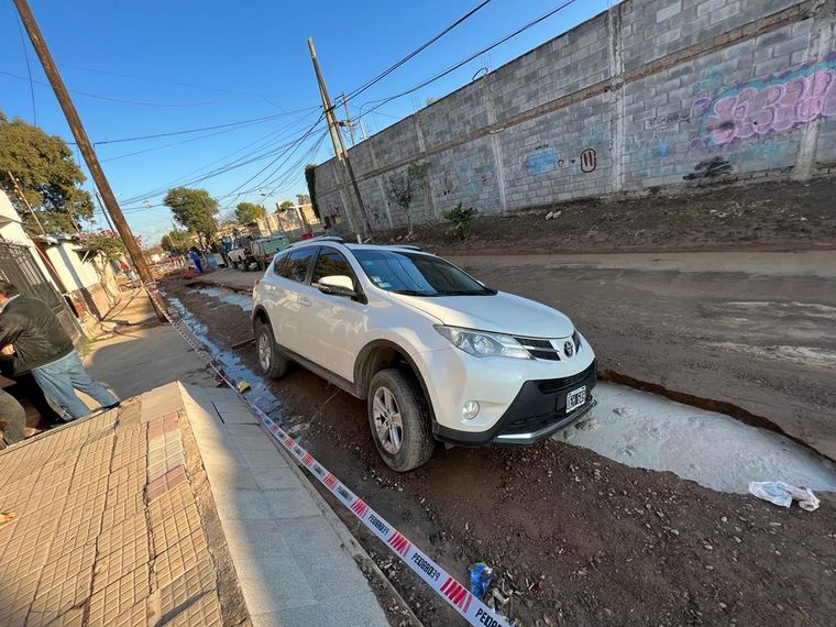 Se hundió el asfalto y se tragó una camioneta por un error en una obra de cloacas