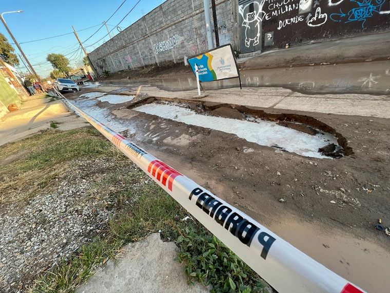 Se hundió el asfalto y se tragó una camioneta por un error en una obra de cloacas