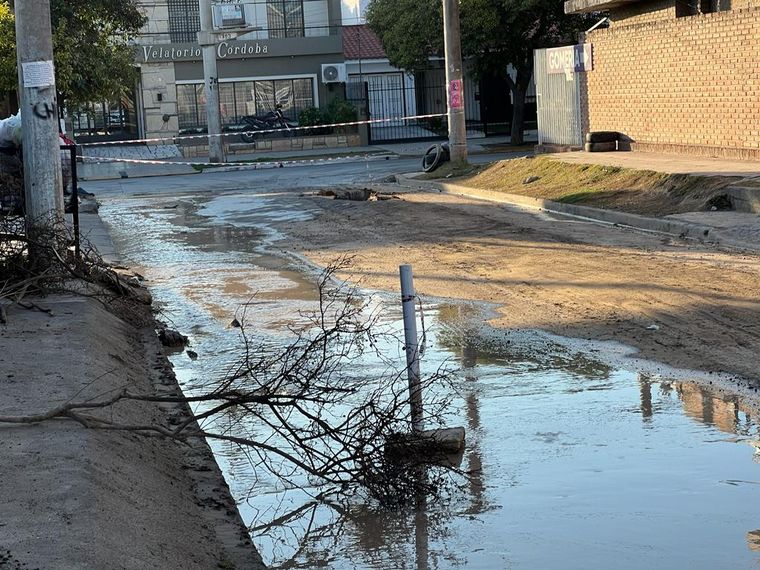 Se hundió el asfalto y se tragó una camioneta por un error en una obra de cloacas