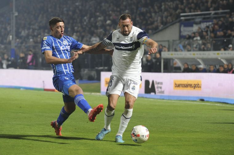 La pelota siempre al 10. Brahian Alemán cuida el balón ante la marca del defensor.