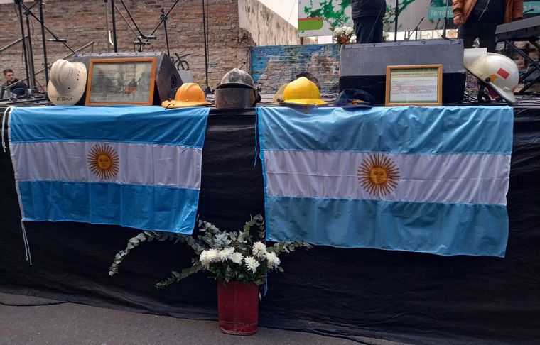 FOTO: Homenajes a nueve años de la explosión y derrumbe de Salta 2141 en Rosario. 