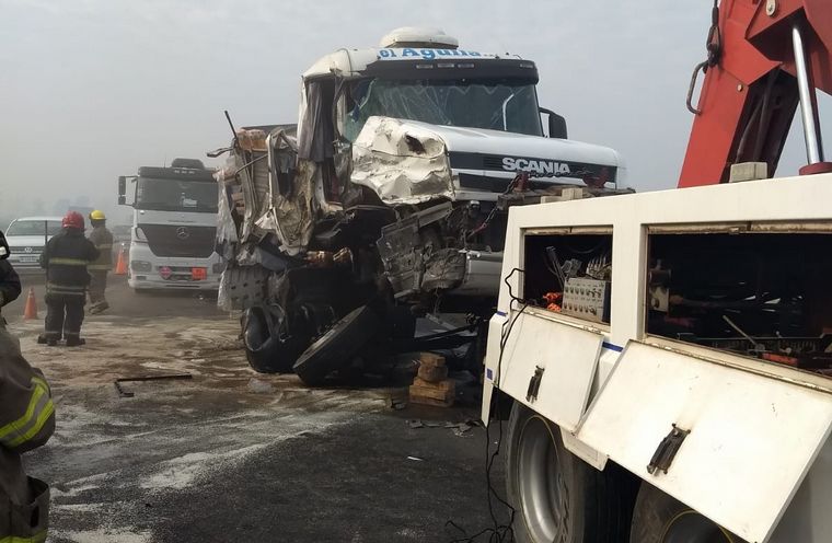 Choque múltiple y vuelco de carga en la autopista Rosario-Buenos Aires