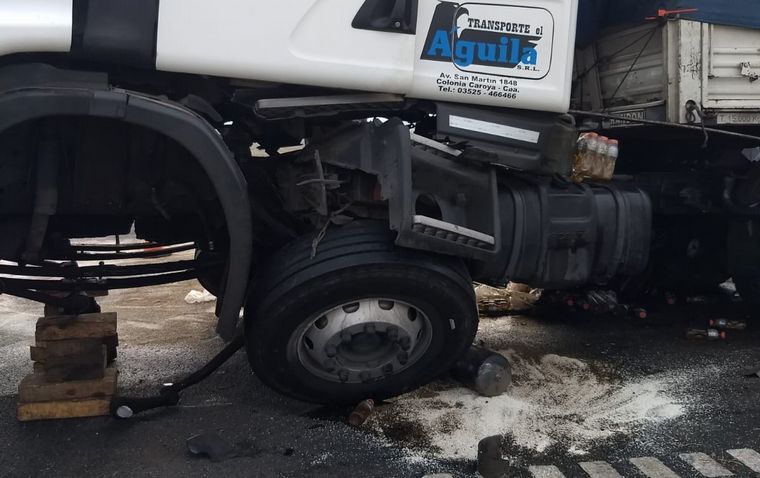 Choque múltiple y vuelco de cargas en la autopista Rosario-Buenos Aires.