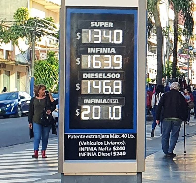 Una pizarra de YPF marca los precios para los turistas extranjeros.