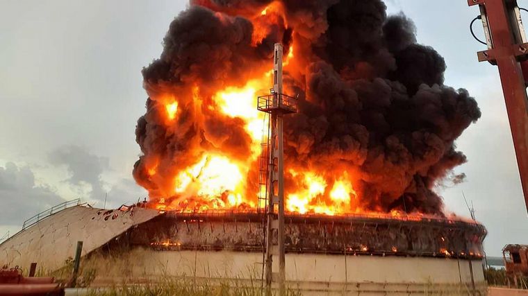 FOTO: Controlaron el incendio en la base de almacenamiento de combustibles en Cuba.