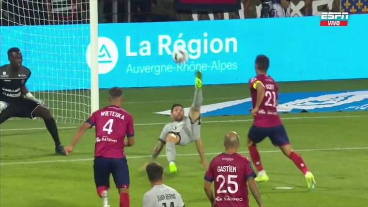 Con dos golazos de Messi, el PSG arrasó con el Clermont.