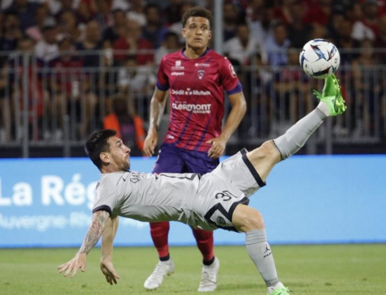 FOTO: Con dos golazos de Messi, el PSG arrasó con el Clermont.