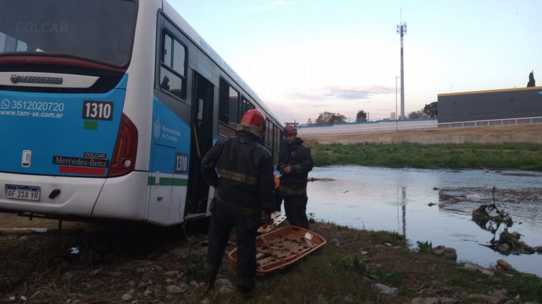 Un colectivo de Tamse terminó sobre el río tras el choque con un auto.