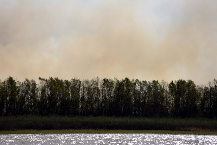 FOTO: Nuevos incendios en las islas vuelvan su humo sobre Rosario. 
