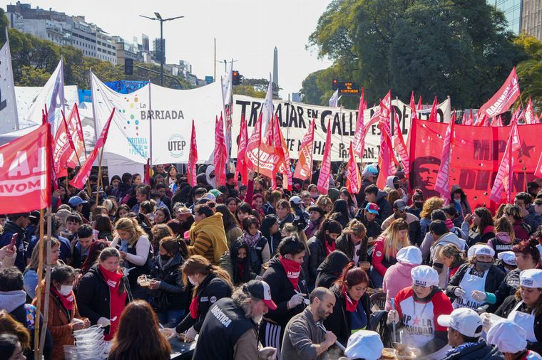Movimientos sociales marchan en Buenos Aires por el Salario Básico Universal.