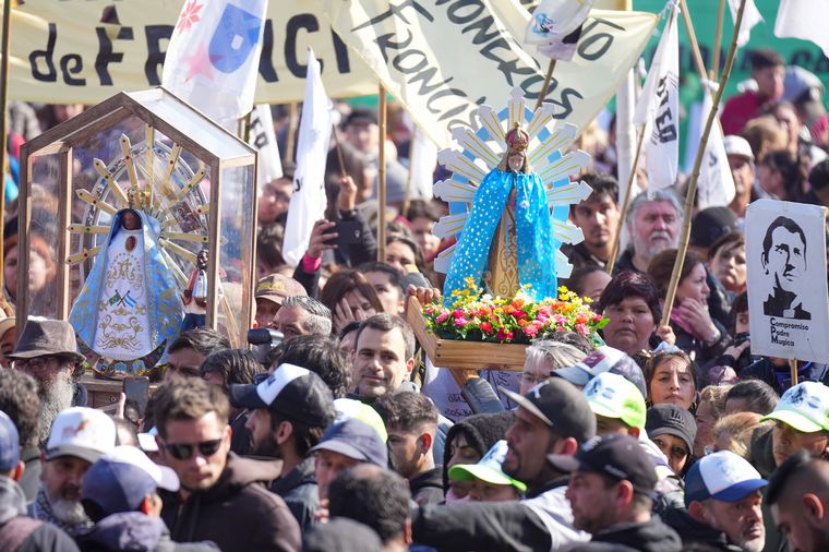 Movimientos sociales marchan en Buenos Aires por el Salario Básico Universal.