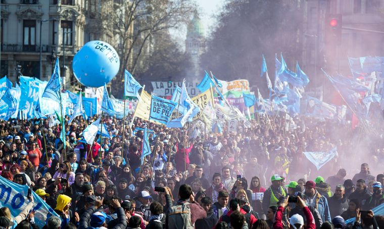 FOTO: Movimientos sociales marchan en Buenos Aires por el Salario Básico Universal.