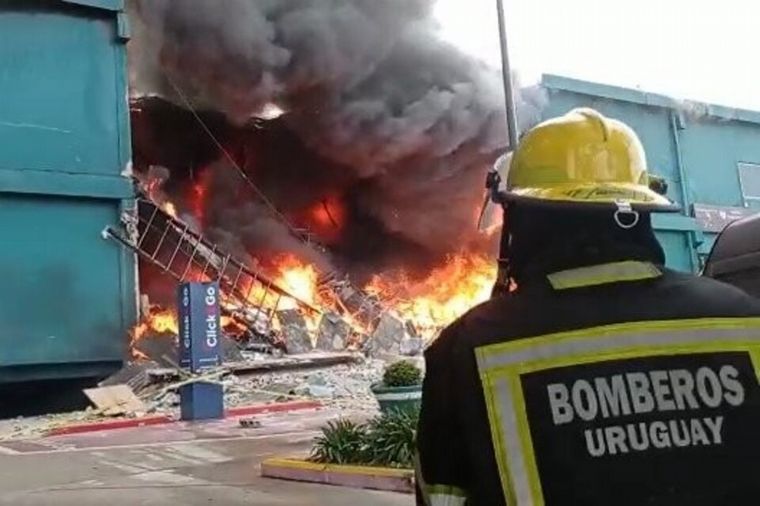FOTO: Un impresionante incendio destruyó un shopping en Uruguay.