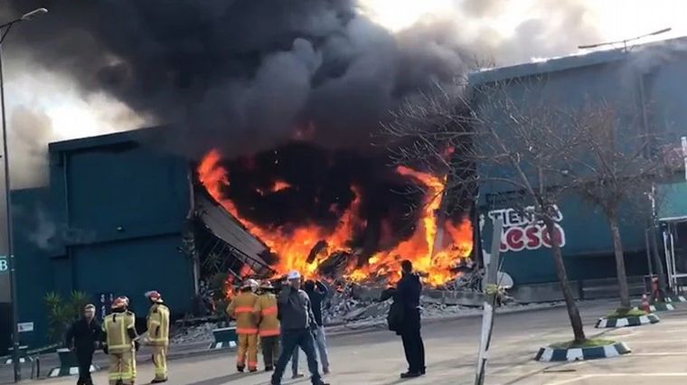 FOTO: Un impresionante incendio destruyó un shopping en Uruguay.