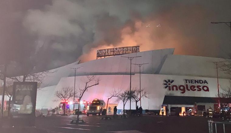 FOTO: Voraz incendio en un reconocido shopping de Uruguay.