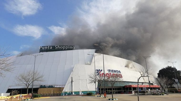 FOTO: Pánico en Punta del Este por el incendio de un tradicional shopping. (El Observador)