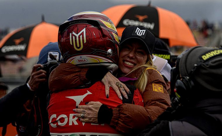 Manu Urcera recibe el saludo de su pareja, Nicolle Neumann.