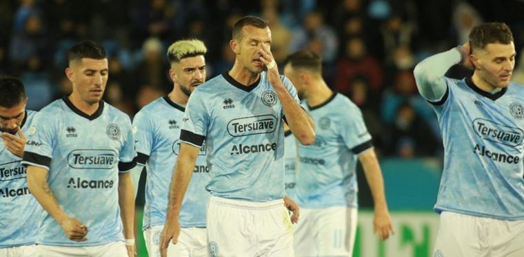 FOTO: Los jugadores de Belgrano se lamentan por la segunda derrota consecutiva. 